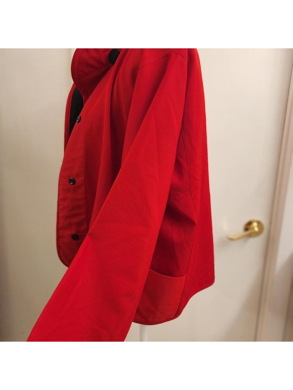 red jacket - Picture 5 of 7